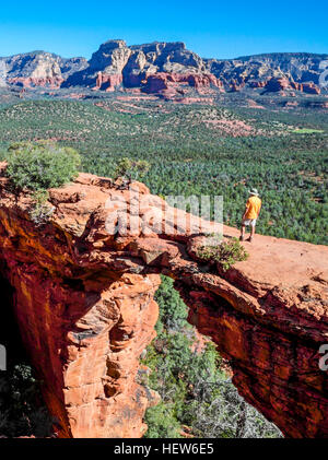 Escursionista presso Ponte del Diavolo in Sedona Foto Stock