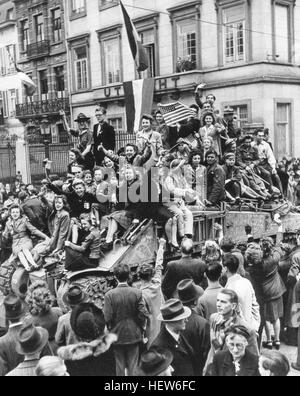 Liberazione di UTRECHT Febbraio 1944. Transporter del primo esercito degli Stati Uniti in generale Courtney Hodges porta giubilanti belgi attraverso le strade della città. Foto: US Signal Corps. Foto Stock