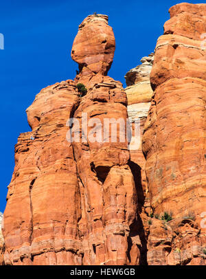 Due arrampicatori appaiono come macchie sulle splendide cime erose a Sedona, in Arizona Foto Stock