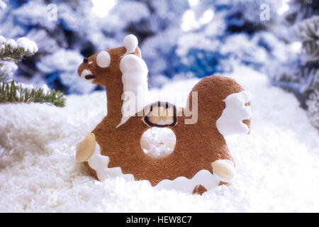 Gingerbread cavallo a dondolo in un artificiale paesaggio invernale Foto Stock