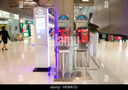 Telefono pubblico per il popolo Thai e viaggiatore straniero utilizzare presso l'aeroporto internazionale sul dicembre 11, 2016 a Bangkok, in Thailandia Foto Stock