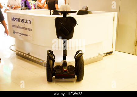 Smart scooter elettrico equilibrio bordo ruota per la guardia di sicurezza utilizzare presso l'aeroporto internazionale sul dicembre 11, 2016 a Bangkok, in Thailandia Foto Stock