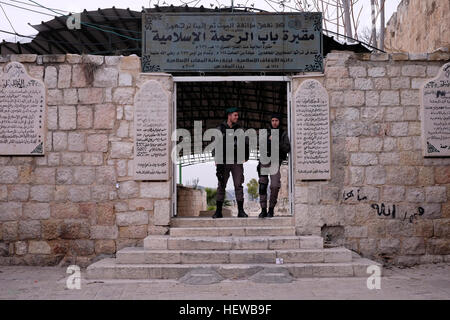 I poliziotti armati di frontiera israeliani si trovano all'ingresso del cimitero di Bab al-Rahma un cimitero islamico situato lungo la parete orientale della moschea di al Haram al-Sharif vicino alla porta del Leone o di Santo Stefano a Gerusalemme est Israele Foto Stock