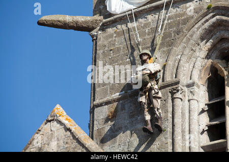 Sainte-Mère-Eglise (nord-ovest della Francia): chiesa e paracadutista Foto Stock