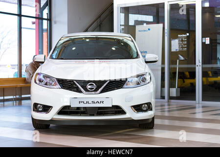 Parnu, Estonia - 10 Gennaio 2016: Nissan Pulsar nella hall del centro commerciale Port Artur 2. Nuovo white vettura giapponese come un fiore Foto Stock