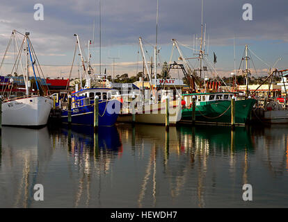 Il Lakes Entrance è un centro turistico e porto di pesca nella parte orientale della Victoria, Australia. È situato a circa 320 chilometri a est di Melbourne, vicino un managed, man-made canale di connessione Gippsland Laghi per il Bass Strait Foto Stock