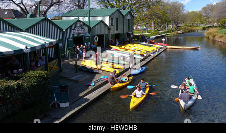 La barca di Antigua capannoni sono stati una parte di Christchurch è la storia per oltre 130 anni e sono classificati come Categoria 1 edificio storico. Convenientemente situato sulle rive del fiume Avon nel cuore della città e a 5 minuti a piedi dall'Orto Botanico, essi sono la casa di un tradizionale e iconico Christchurch passatempo che conserva tutti gli ornamenti di Edwardian Inghilterra, nonché un eccellente bar e servizio di ristorazione. Guarda questo breve filmato qui sotto per ottenere un tatto per la Antigua imbarcazione getta l'esperienza. "Mi creda, il mio giovane amico, non vi è nulla - assolutamente nulla - metà in modo mu Foto Stock