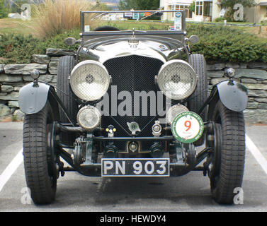 Questa LeMans Tourer Bentley da 4,5 litri Vanden Plas del 1928 è un'auto d'epoca britannica restaurata alla perfezione. Alimentato da un motore a quattro cilindri che eroga 110 CV di potenza, presenta dettagli ispirati alle corse, come parafanghi per motociclette, un serbatoio di benzina LeMans e un parabrezza ripiegabile, che raggiunge una velocità massima di 94 km/h. Foto Stock