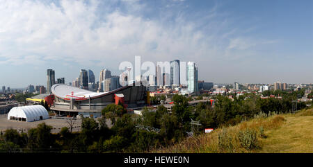 Calgary è una città nella provincia di Alberta, Canada. È situata sul Fiume Bow nel sud della provincia, in una zona di colline e il Prairie, circa 80 km a est di fronte le gamme delle Canadian Rockies. Foto Stock