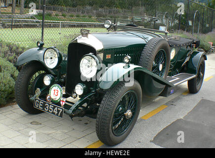 100 CV, 4,398 cc, 16 valvole, single overhead cam motore quattro cilindri, twin su carburatori, quattro velocità di cambio manuale, trave frontale e vivi assale posteriore con semi-ellittica le molle e la trazione a quattro ruote freni a tamburo meccanici. Passo: 3,315 mm Foto Stock