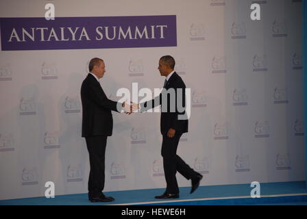 Il Presidente turco Recep Tayyip Erdogan (L) saluta il presidente Usa Barack Obama come egli ufficialmente arriva per il vertice del G20. Foto Stock