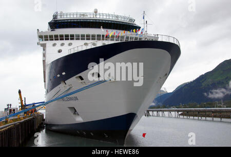 Seward, Alaska, è un porto popolare per le crociere dell'Alaska. Questa fotografia cattura la nave da crociera Celebrity Millennium ormeggiata al porto, offrendo vedute panoramiche della costa dell'Alaska e della fauna selvatica durante il suo viaggio. Foto Stock