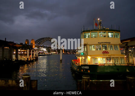 L'Alexander è un catamarano gemello in acciaio di proprietà e gestito dalla Sydney Ferries Corporation. Fa parte di una flotta progettata per le rotte interne del porto di Sydney, comprese fermate come Drummoyne. Il design del catamarano è caratterizzato da due scafi per garantire stabilità e velocità, con diverse lunghezze del ponte. Fa parte dell'iconico servizio di traghetto di Sydney che opera sul porto di Sydney. Foto Stock