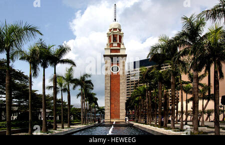 La Torre dell Orologio è un punto di riferimento di Hong Kong. È situato sulla riva meridionale del quartiere di Tsim Sha Tsui, Kowloon. È l'unico resto del sito originale della ex stazione di Kowloon sulla stazione Ferroviaria Kowloon-Canton Foto Stock