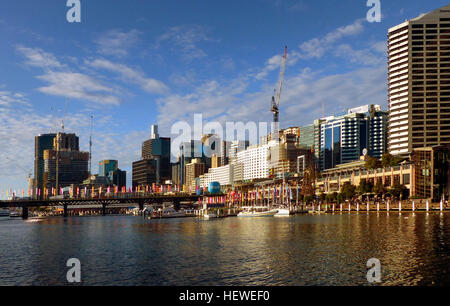 Il Cockle Bay è una piccola baia in all interno della città di Sydney, Nuovo Galles del Sud, Australia. Si trova sul bordo occidentale del quartiere finanziario centrale di Sydney. Il Cockle Bay è una delle baie in Darling Harbour, che si apre nel più grande porto di Sydney. Foto Stock