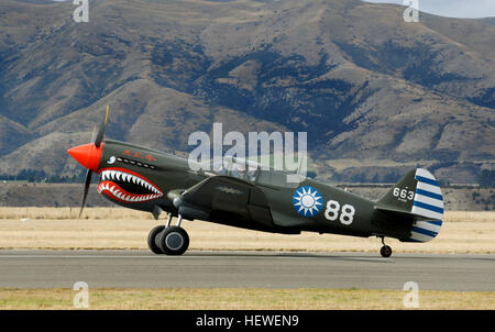 Primo volo nel 1938 la Curtiss Kittyhawk opera in quasi tutti i teatri di guerra durante la seconda guerra mondiale. La RNZAF azionato 297 di questi combattenti nel Pacifico durante la seconda guerra mondiale e sono stati rsponsible per downing 99 aerei giapponesi. Sostituito dal Vought Corsair nel 1944, la P-40 rinviato alla Nuova Zelanda come advanced fighter trainer. Il Curtiss P-40 Warhawk era un americano monoposto con motore singolo sedile, tutto in metallo fighter e massa-attacco aereo che primo volò nel 1938. Lunghezza: 9,65 m di apertura alare: 11 m velocità massima: 579 km/h Portata: 386 km Peso: 2,724 kg del tipo di motore: motore alternativo Foto Stock