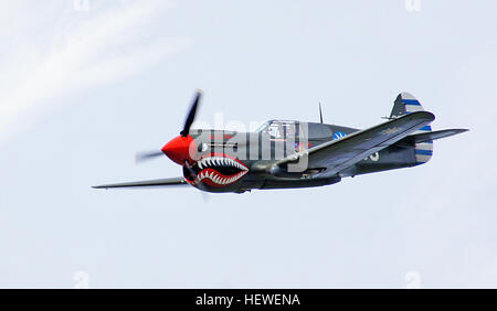 Il Curtiss P-40, un versatile aereo da caccia, fu utilizzato in diversi teatri durante la seconda guerra mondiale. Dopo la guerra, alcuni furono conservati, tra cui NZ 3009, che fu salvato da un gruppo di studenti nel 1959. Foto Stock