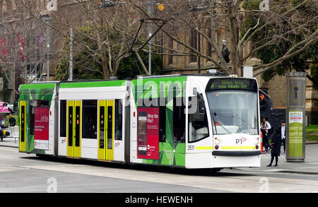 La classe D sono i tram a pianale ribassato Combino i tram che operano su Melbourne la rete di tram. Esse sono state costruite da Siemens in Germania e sono divisi in due classi: tre sezione D1-classe che è stata introdotta tra il 2002 e il 2004 e cinque sezione D2-classe che è stato introdotto nel 2004. La classe D è stata procurata da M&GT;il Tram e sono stati operati da Yarra tram dato che ha preso il controllo di tutta la rete di tram in aprile 2004. Foto Stock