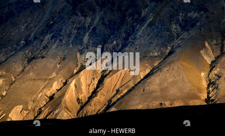 L'ora d'oro della fotografia è il periodo poco dopo l'alba o prima del tramonto, quando la luce del sole appare più rossa e più morbida. Questo fenomeno naturale migliora l'attrattiva visiva dei paesaggi, in particolare delle montagne, fornendo un tono caldo e dorato al paesaggio, rendendolo il momento ideale per scattare foto in natura. Foto Stock