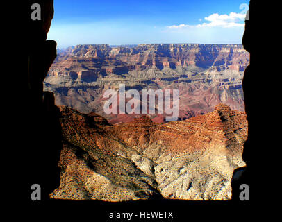 Desert View Drive è un itinerario panoramico a est del Grand Canyon villaggio sul bordo sud che segue il cerchio per 25 miglia (40 km) fuori alla vista del deserto torre di avvistamento e Ingresso Est. Lungo la strada, sei sviluppato canyon di punti di vista, quattro aree per picnic e cinque pullouts non marcati sono accessibili con veicoli privati, in aggiunta a Tusayan rovina e Museo. Il Deserto Visualizza area di servizi include la torre di avvistamento e negozio di articoli da regalo, trading post e snack bar, centro visitatori/bookstore, mercato, stazione di servizio, campeggio e servizi igienici. Foto Stock