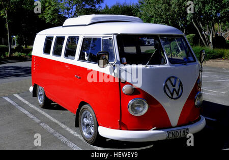 La Volkswagen Type 2, introdotta nel 1950, è un modello di furgone e camper che si è evoluto dal Type 1 (Beetle). Conosciuto con vari nomi, tra cui Kombi, Microbus e Bus, è diventato un veicolo iconico nella storia dell'automobile. Foto Stock
