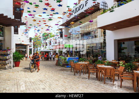 Moderno centro commerciale per lo shopping sulla Quinta Avenue, Playa del Carmen e Riviera Maya, Messico Foto Stock