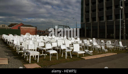 Una installazione di arte 185 diverse sedie, ogni dipinto di bianco ha fornito un incredibilmente potente e commovente tributo al 185 vite perdute nel 22 febbraio 2011 terremoto.Christchurch in Nuova Zelanda. Foto Stock