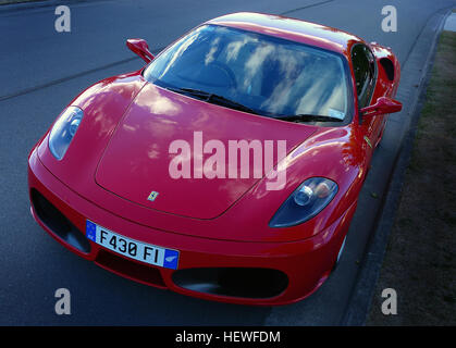 La Ferrari F430, prodotta dal 2004 al 2009, è un'auto sportiva italiana nota per il suo potente motore V8 da 4,3 litri. Offre trasmissioni elettroidrauliche sia manuali che F1 e presenta un design elegante che la rende una scelta popolare per gli appassionati di auto sportive. Foto Stock