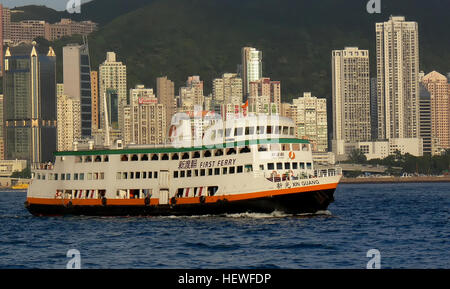 Nuovo mondo prima di servizi di traghetto Limited ("primo traghetto") opera in cinque principali del porto interno e outlying island ferry rotte in Hong Kong, incluso il Nord Point-Hung Hom e North Point- Kowloon City, nonché Central-Cheung Chau, Central-Mui Wo e inter-isole (tra Peng Chau, Mui Wo, Chi Ma Wan e Cheung Chau), insieme con uno speciale percorso in traghetto (plica tra North Point e Joss House Bay, Sai Kung durante Tin Hau solo Festival). Primo traghetto le cinque principali rotte registrare un traffico giornaliero footfall fino a 38.000 passeggeri (come del 30 giugno, 2013). Foto Stock