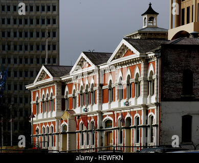 Il capo ufficio postale o Christchurch Central Post Office, originariamente conosciuto come il Palazzo del Governo, si trova in piazza della cattedrale, Christchurch, Nuova Zelanda. L'edificio era inizialmente un ufficio postale con altri servizi delle amministrazioni pubbliche. Fino al 2011 Christchurch terremoto, è stato un centro informazioni Visitatori ma è stata inaccessibile, come accesso per il pubblico al centro della città è stata rimossa. Fu il sito del primo centralino telefonico in Nuova Zelanda. La struttura è registrata con la Nuova Zelanda luoghi storici fiducia come una categoria I edificio del patrimonio. Foto Stock