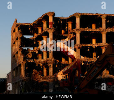 L'ex edificio civico di Christchurch, originariamente grande magazzino Millers costruito nel 1939, è destinato a essere demolito come parte della riqualificazione della città per un nuovo interscambio di trasporti, in seguito al piano di recupero del terremoto di Canterbury. Foto Stock