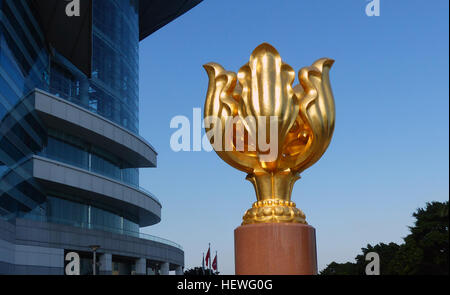 Nel nord di Wan Chai, al di fuori del Centro Convegni ed Esposizioni di Hong Kong, vi è uno spazio aperto con un 6 metro alto statuto gigante di un Golden Bauhinia Blakeana. Questa zona è chiamata il Golden Bauhinia Square ed è il luogo dove le cerimonie per la restituzione di Hong Kong e la creazione della regione amministrativa speciale di Hong Kong si è svolta nel mese di luglio 1997. La maggior parte è costituita da un bauhinia su una base di rosso grantite pilastro su una piramide. È diventato un luogo di attrazione turistica e un alzabandiera cerimonia di premiazione si svolge ogni giorno alle 8:00am. Foto Stock