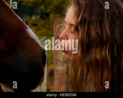 Non sarebbe fantastico se il vostro cavallo potrebbe parlare a voi. Cosa si potrebbe parlare con il tuo cavallo parlare? Potrebbe chiedere il vostro cavallo qualcosa di utile come avente lui dirvi circa il suo passato di formazione e le esperienze di vita? Se questo poteva essere fatto si potrebbero risolvere i vari problemi che sono stati haunting voi. Come perché il vostro cavallo ottenere così nervoso circa essendo legato. Il vostro cavallo può solo dirvi divenne paura quando una sella cadde di schiena mentre vincolati. Come la sella cadde il vostro cavallo è saltato fuori dalla sella e tirata indietro sul tirante si ferisca. Ciò ha lasciato una cattiva associazione che continua a Foto Stock