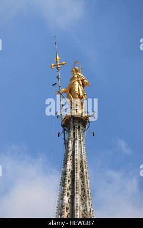 La Madonnina statua d'oro sulla cima del Duomo di Milano. Milano, Italia Foto Stock