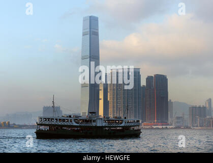 La Hong Kong International Commerce Centre (abbr. ICC Tower) è un 118 piani (vedi sotto), 484 m (1,588 ft) grattacielo commerciale completata nel 2010 in West Kowloon, Hong Kong. Si tratta di una parte di Union Square progetto costruito sulla parte superiore della stazione di Kowloon. Nel 2014, è il mondo dell'ottavo edificio più alto da altezza, il mondo della quarta più grande edificio dal numero di piani, così come l'edificio più alto di Hong Kong. Foto Stock