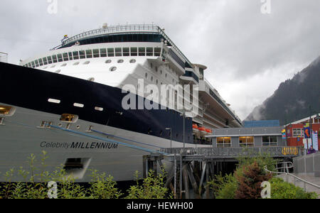 La crociera dell'Alaska a bordo del Celebrity Millennium offre viste mozzafiato sulla costa dell'Alaska. Partendo da Juneau, questa crociera include attività di pesca e la possibilità di osservare la vita marina. La nave offre un'esperienza confortevole con vari servizi mentre esplori la vasta natura selvaggia dell'Alaska e la sua bellezza naturale. Foto Stock