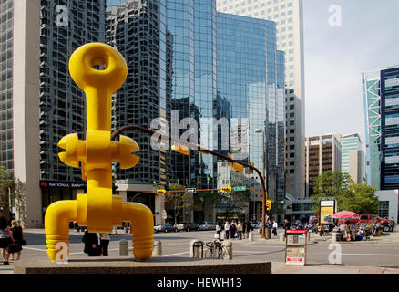 La scultura "Kabuki", creata da Sorel Etrog, si trova nel centro di Calgary, Bow Valley Square. Progettato per rappresentare la musica giapponese, è un notevole pezzo di arte pubblica che unisce cultura e architettura moderna. Foto Stock