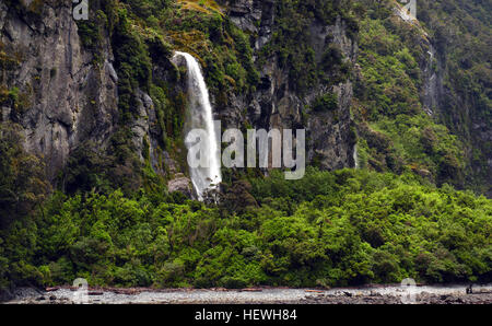 Bagnato o ammenda, Milford Sound è incredibilmente grand. Mitre Peak magnetises fotografi e il fiordo di rocce a strapiombo eccitare entrambe ammirazione e timore. Foto Stock