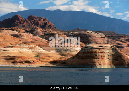Una fotografia che cattura lo splendido Rainbow Bridge National Monument a Lake Powell, Utah. Il monumento, noto per il suo arco naturale di roccia, è uno dei più grandi al mondo. Foto Stock