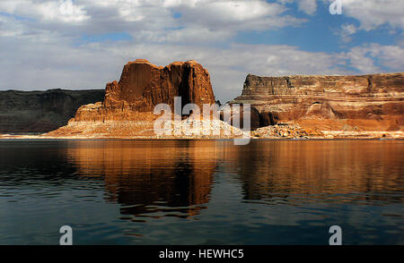 Il secondo più grande lago artificiale negli Stati Uniti è il parco giochi per pagina, Arizona e quasi tre milioni di visitatori ogni anno. Il Lake Powell è 186 miglia lungo e ha 1.960 chilometri di costa, che è più lungo di tutta la costa occidentale degli Stati Uniti continentali. Ci sono 96 grandi canyons di esplorare anche se avrai bisogno di un natante per la maggior parte di loro in quanto l'accesso è limitato perché ci sono poche strade. Foto Stock