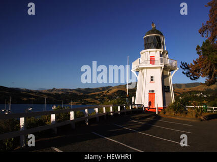 Il faro di Akaroa è uno dei pochi fari in legno sopravvissuti in nuova Zelanda. Costruito nel 1880, ha guidato le navi dentro e fuori dal porto di Akaroa per oltre un secolo prima di essere sostituito da una luce automatizzata nel 1977. Il faro è stato spostato e restaurato nel 1980 e rimane un sito storico chiave della regione. Foto Stock