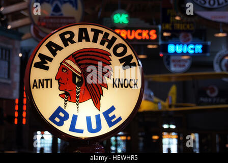 Questa immagine mostra una pompa di gas vintage dell'Heritage Park di Calgary, che mostra disegni classici con motivi di piume indiane. Cattura l'essenza delle pompe di benzina antiquate, un tributo all'era storica della fornitura di carburante. Foto Stock