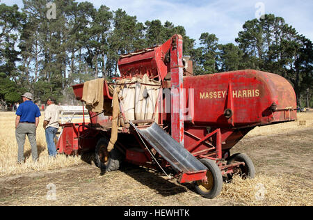 Negli anni trenta del secolo scorso, che ha introdotto la prima mietitrebbia semovente. Massey Harris prodotta anche uno dei primi trattori a quattro ruote motrici. Hart Massey figli, Charles, Chester, Walter e Fred divennero strettamente coinvolti in attività e alla fine ha preso sulle sue operazioni. Essi sono stati, tuttavia, l'ultima generazione di Masseys per eseguire l'azienda. Foto Stock