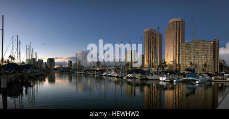 Ala Wai Harbor è il più grande di piccole imbarcazioni e yacht harbour nelle Hawaii. Il porto è situato a Honolulu alla foce del canale Ala Wai, tra Waikiki e il centro cittadino di Honolulu. Ad est si trova la spiaggia di Waikiki e Diamond Head; a ovest, Magic Island e il lungomare di Honolulu. Il porto ospita 699 posti barca, 85 posti barca, 1 rampa di barca, 22 a secco spazi di stoccaggio e può accogliere navi fino a 85 piedi di lunghezza Foto Stock