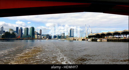 Il Bolte Bridge è un grande doppio ponte a sbalzo in Melbourne, Victoria, Australia. Si attraversa il fiume Yarra e del porto di Victoria in Docklands precinct ad ovest di Melbourne CBD. Essa fa parte del sistema CityLink di strade a pedaggio che collega la Tullamarine Freeway dalla periferia settentrionale con la Porta Ovest autostrada e il dominio e Burnley tunnel per il Monash e sud sobborghi orientali. Foto Stock