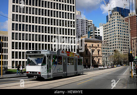 Melbourne la rete tranviaria è una forma importante di trasporto pubblico in Melbourne, la capitale dello stato di Victoria, Australia. Dal mese di giugno 2011, la rete era costituita da 250 km 155.3 (mi) di via, 487 tram, 30 rotte, e 1,763 fermate del tram. È la più grande rete tranviaria urbana nel mondo,] davanti a reti di San Pietroburgo (240 km (150 miglia), Berlino (190 km (120 mi), Mosca (181 km (112 mi) e di Vienna (172 km (107 mi). I tram sono il secondo più utilizzato sotto forma di trasporto pubblico in generale fermi a Melbourne dopo i " commuters " rete ferroviaria, con un totale di 182.7 milioni di p Foto Stock