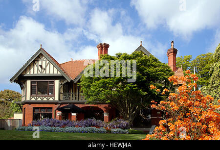 Mona Vale, con la sua homestead precedentemente noto come Karewa, è un parco pubblico di 4 ettari in Christchurch sobborgo di Fendalton. L'Homestead e casa di gate sono entrambi elencati come edifici del patrimonio con la Nuova Zelanda Luoghi Storici Trust (NZHPT). Il fernery e al giardino delle rose e il pavilion con l'impostazione del parco lungo il fiume Avon, aggiungere all'attrattiva dell'albergo. Si tratta di una delle principali attrazioni turistiche di Christchurch. Temporaneamente chiuso a causa di terremoto Foto Stock