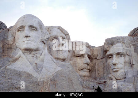 Il Mount Rushmore National Memorial, situato nel South Dakota, presenta sculture di granito di 60 metri circa dei presidenti degli Stati Uniti Washington, Jefferson, Roosevelt e Lincoln. La scultura, creata da Gutzon e Lincoln Borglum, rimane un simbolo significativo della storia e della cultura americana. Foto Stock