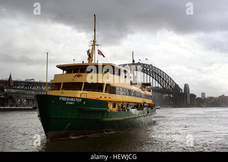 R Nome: MV omonimo di acqua dolce: Proprietario di acqua dolce: il governo del Nuovo Galles del Sud Operatore: Città di porto traghetti porto di immatricolazione: Sydney itinerario: Manly servizi di traghetto Builder: Newcastle membro Dockyard costo: $8.5 milioni di euro[1] prevista: 1980 Lanciato: 1982 Stato: In servizio le caratteristiche generali di Classe e tipo: Classe di acqua dolce spostamento traghetto: 1.140 tonnellate (caricata) Lunghezza: 70,4 m (231 ft) Fascio: 13,06 m (42,8 ft) Progetto: 3,35 m (11.0 ft) Ponti: 2 capacità: 1.100 Equipaggio: 6 NOTE: a doppia terminazione singola di scafo in acciaio saldato. Saldati in lega di alluminio delle sovrastrutture. Foto Stock