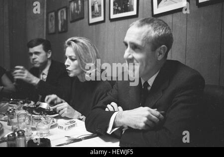 Lauren Bacall, sala da pranzo con mio marito Jason Robards, e Barry Nelson. Al momento, lei era che figurano su Broadway nel gioco fiore di cactus. Foto Stock